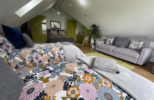 Tavistock House | 5 Bed House-Sleeps 14-Hot Tub-Bar-Garden-Parking