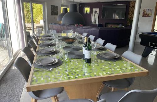 Tavistock House | 5 Bed House-Sleeps 14-Hot Tub-Bar-Garden-Parking