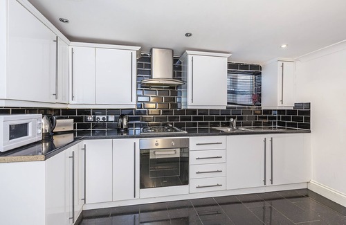 Stratford House | 5 Bed Rooms Property Close To Stratford City.