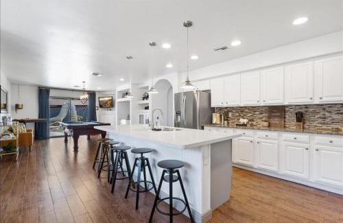 Glendale House | 5 Bedroom 4 Bath Boutique Home PREMIUM LOCATION + heated pool option