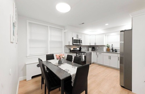 Constable Hook House | 5 Bedroom 8 Bds 2 Bath Near NYC with Free Parking