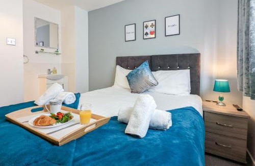 Peterborough House | 5-Bedroom Budget Contractor House with 10 Beds Free Parking and Free WiFi - Outfield Homes by Your Lettings Short Lets & Serviced Accommodation Peterborough