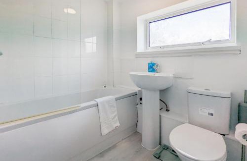 Peterborough House | 5-Bedroom Budget Contractor House with 10 Beds Free Parking and Free WiFi - Outfield Homes by Your Lettings Short Lets & Serviced Accommodation Peterborough