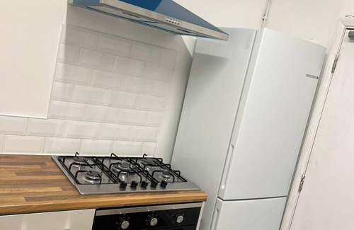 Walsall House | 5 Bedroom Cosy Bloxwich Stay - WiFi & Free Parking