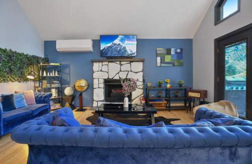 East Stroudsburg Villa | 5 Bedroom Cozy Retreat Lakefront