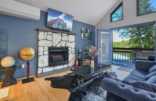 East Stroudsburg Villa | 5 Bedroom Cozy Retreat Lakefront