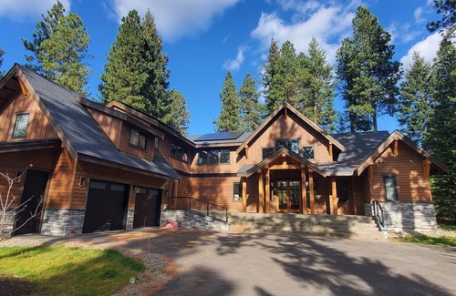 Cle Elum House | 5-bedroom golf-course retreat with theater, outdoor living, hot tub, and more!