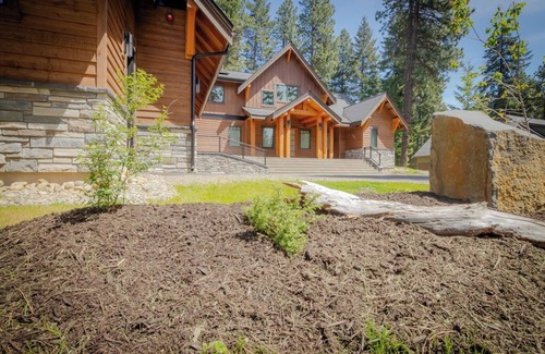 Cle Elum House | 5-bedroom golf-course retreat with theater, outdoor living, hot tub, and more!