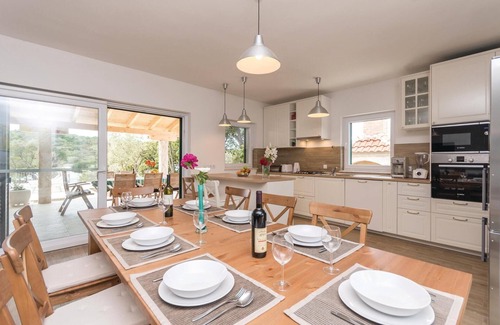 Verunic House | 5 bedroom gorgeous home in Verunic