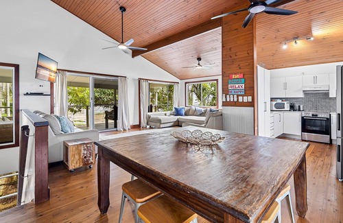Alexandra Headland House | 5 bedroom home close to beach, pool and pet friendly