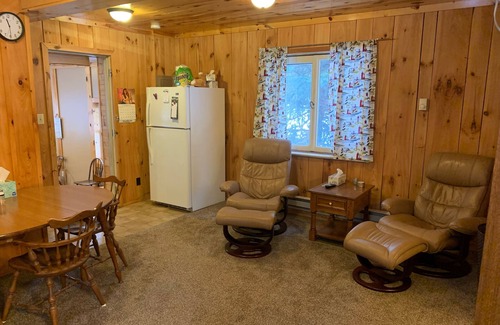 Paradise House | 5 bedroom home in Paradise! 4 miles from Tahquamenon Falls