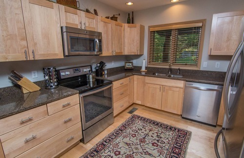McHenry House | 5 Bedroom Home, located on private cove, close proximity to ski resort and parks