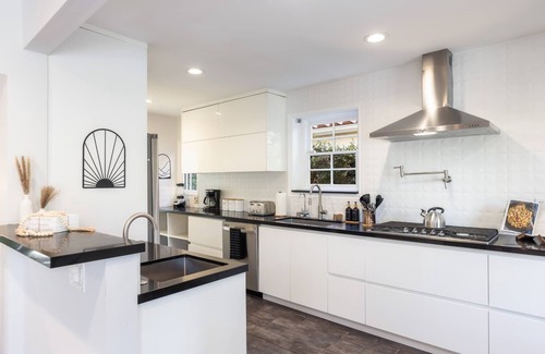 Carthay Circle House | 5 Bedroom Home with Pool & Guest House