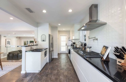 Carthay Circle House | 5 Bedroom Home with Pool & Guest House