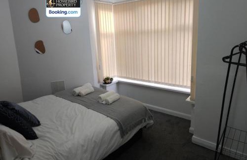 Headingley House | 5 Bedroom House By Homebird Property Management Short Lets & Serviced Accommodation Leeds With Free Parking & Garden
