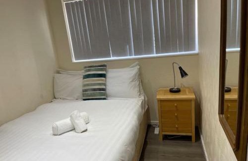Dagenham Apartment | 5 Bedroom House by monishortlets