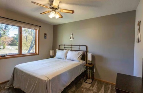 Battle Lake Cabin | 5 Bedroom Lake Retreat On Deer Lake