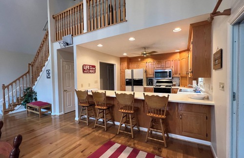 Henrico House | 5 Bedroom Lakefront Home on Desirable Pea Hill Creek. Kayaks, Canoe, Ping Pong.