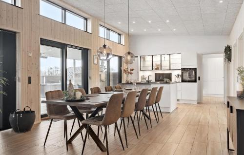 Nørre Hurup House | 5 Bedroom Lovely Home In Hadsund