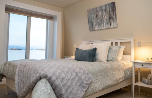 Regional District of Nanaimo House | 5 Bedroom Luxury Oceanfront Vacation Home