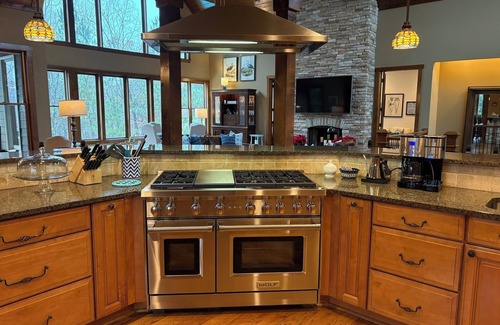 Gainesville House | 5 Bedroom Luxury Retreat -Pool, 2-Story Boat Dock, Game Room, Tikki Bar, Privacy