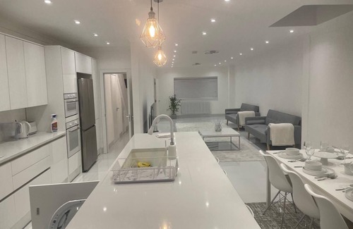 Fairlop House | 5 Bedroom Modern and Spacious House in London