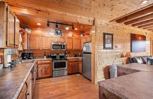 Gatlinburg - Pigeon Forge Cabin | 5-Bedroom Mountain Lodge with Views and Games