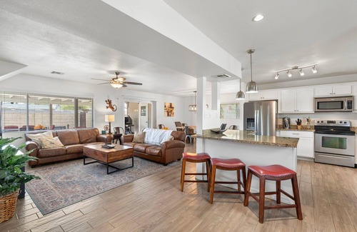 Paradise Valley Village House | 5 Bedroom | Pool| Game Room | Mini Golf