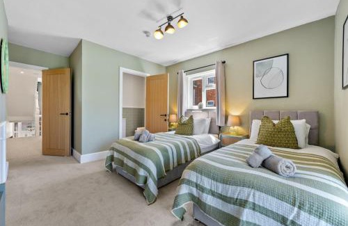 Gloucester Villa | 5-Bedroom Stunning, Luxurious & Stylish Manor with Games Room, Private Parking & Garden, Central Gloucester, Cotswolds Retreat Sleeps up to 12 - WORK CONTRACTORS SPECIAL OFFER! - by Blue Puffin Stays