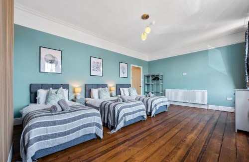 Gloucester Villa | 5-Bedroom Stunning, Luxurious & Stylish Manor with Games Room, Private Parking & Garden, Central Gloucester, Cotswolds Retreat Sleeps up to 12 - WORK CONTRACTORS SPECIAL OFFER! - by Blue Puffin Stays