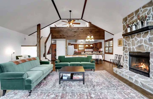Berkeley Springs Ski Chalet | 5 Bedroom Suites, Hot Tub, Jacuzzi Tub & Game Room