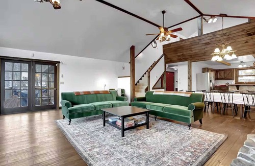Berkeley Springs Ski Chalet | 5 Bedroom Suites, Hot Tub, Jacuzzi Tub & Game Room