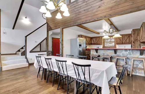 Berkeley Springs Ski Chalet | 5 Bedroom Suites, Hot Tub, Jacuzzi Tub & Game Room
