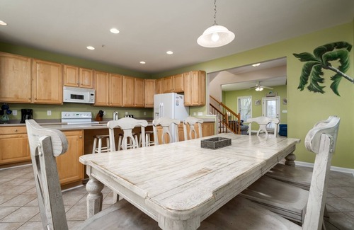 Sunset Island House | 5 bedroom Sunset Island Townhouse updated w/new flooring *FREE Linens & Towels
