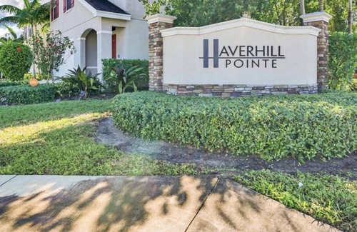 Greenacres House | 5-bedroom vacation home just 5 minutes from Palm Beach International Airport.