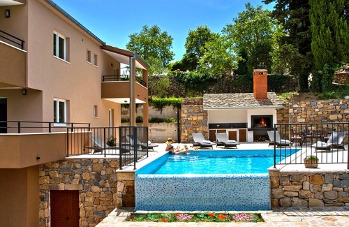 Omis Villa | ☀️5-bedroom villa, heated salt water pool, sauna, whirpool, close to the sea.