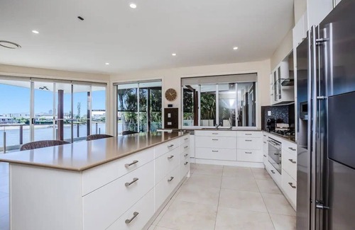 Broadbeach Waters House | 5 Bedroom Water Front Home Broadbeach Waters. Sleeps 10.