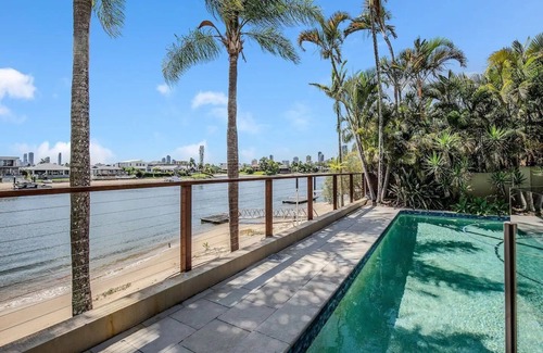 Broadbeach Waters House | 5 Bedroom Water Front Home Broadbeach Waters. Sleeps 10.