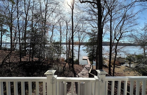 Bracey House | 5 Bedroom Waterfront Lakehouse with Kid's Play Area, Canoes, Pool Table and Wifi