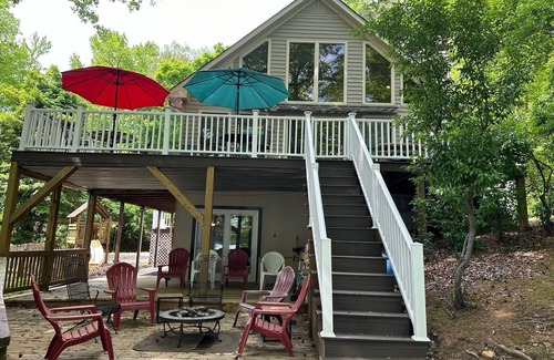 Bracey House | 5 Bedroom Waterfront Lakehouse with Kid's Play Area, Canoes, Pool Table and Wifi