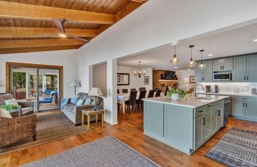 Huddleston House | 5 Bedrooms, 1 Flex Room, 3 Bathrooms! GORGEOUS Mountain and Wide Water Views! Paved Driveway to th