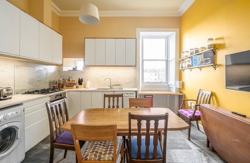 Newington Apartment | 5-bedrooms 3-bathrooms Newington Apartment - Comfy & Spacious - Central Location