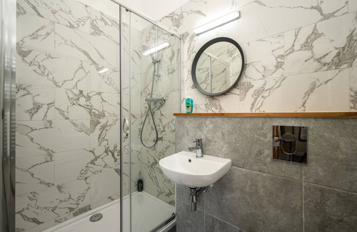 Newington Apartment | 5-bedrooms 3-bathrooms Newington Apartment - Comfy & Spacious - Central Location