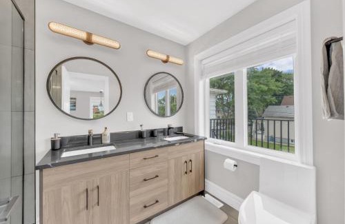 Windsor House | 5 Bedrooms Modern Oasis in Downtown Area