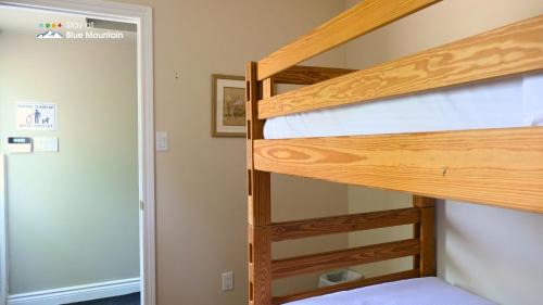 The Blue Mountains Ski Chalet | 5 Bedrooms, Mountain Views, Steps from Blue Mountain Village, Hot Tub, BBQ