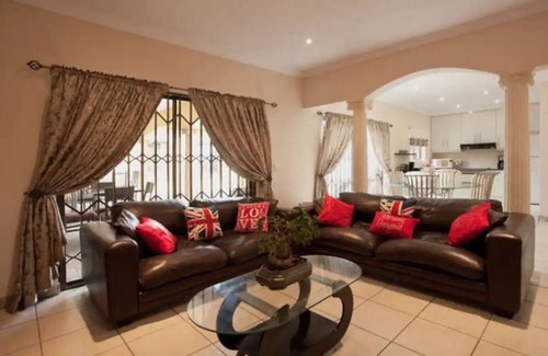Bloubergstrand House | 5 bedrooms self catering home just 5 min from the beach!