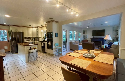 Blacksburg House | 5 bedrooms, sleeps 13, walking distance to VT, hot tub!