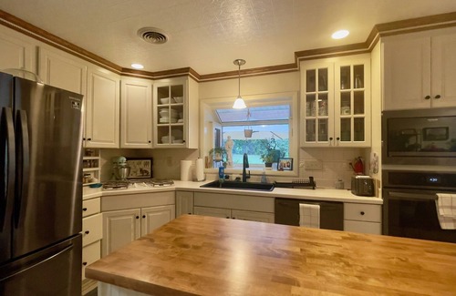 Blacksburg House | 5 bedrooms, sleeps 13, walking distance to VT, hot tub!