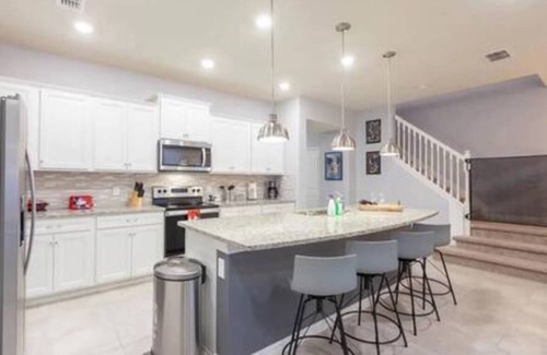 Davenport House | 5 Bedrooms with pool at Windsor Island