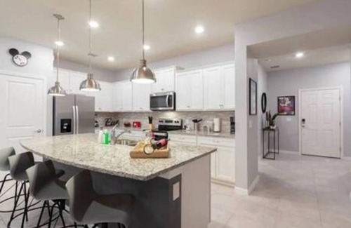 Davenport House | 5 Bedrooms with pool at Windsor Island